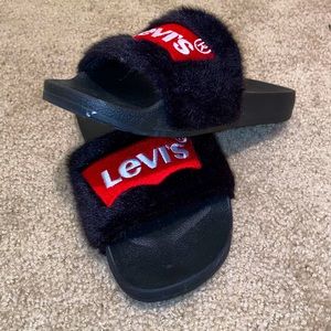 Women’s size 8 black faux fur Levi house slippers (NWOT!!)